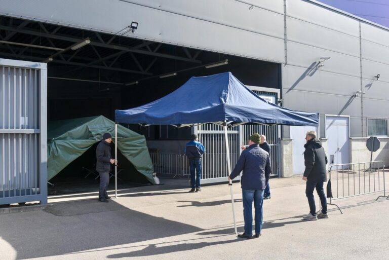 Mobilūs COVID-19 patikros punktai visoje Lietuvoje, išskyrus Vilnių, dėl reagentų trūkumo dirbs trumpiau.