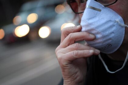 Grįžusieji iš koronaviruso paveiktų teritorijų ar turėjusieji sąlytį su galbūt užsikrėtusiu asmeniu nedarbingumo pažymėjimą galės gauti net nevykdami į poliklinikas. Tam pakaks prieš skambinant į gydymo įstaigą internetu užpildyti specialią anketą. Tai vienas iš būdų, kaip Lietuva bando apsisaugoti nuo pavojingo užkrato.