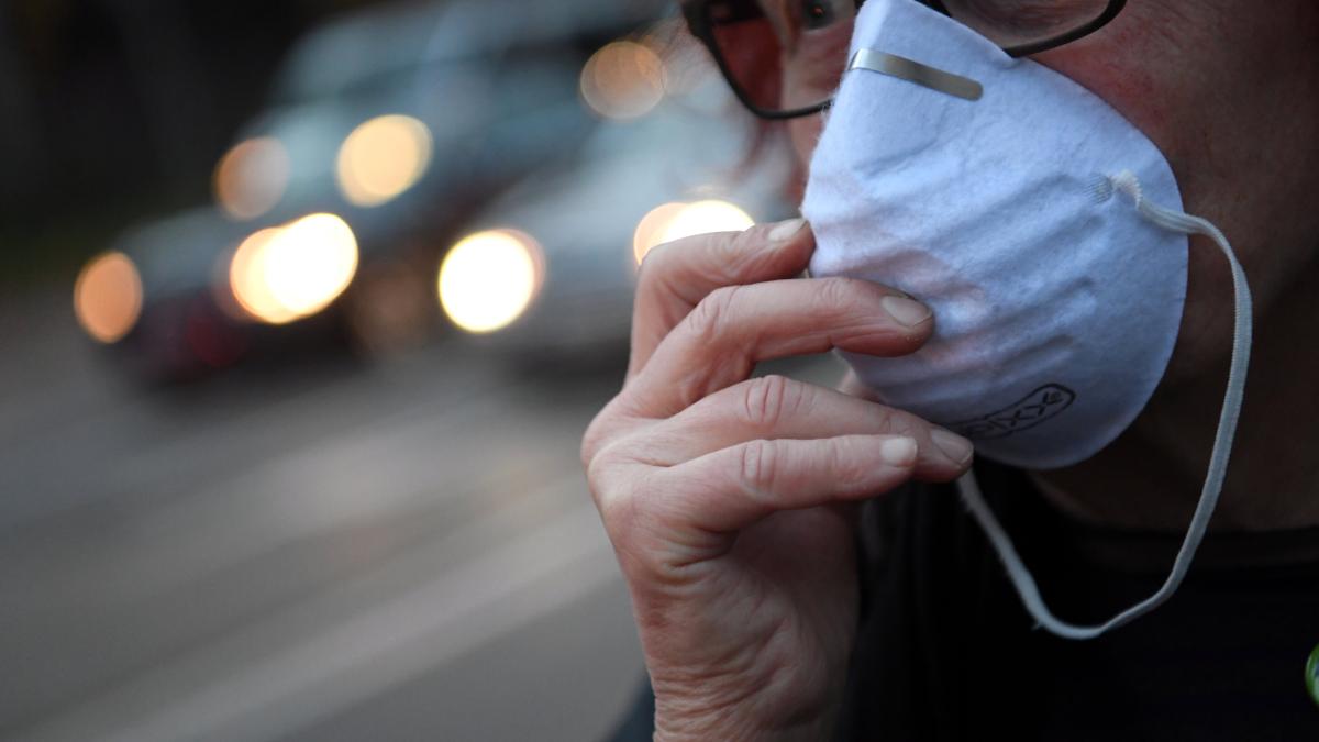 Grįžusieji iš koronaviruso paveiktų teritorijų ar turėjusieji sąlytį su galbūt užsikrėtusiu asmeniu nedarbingumo pažymėjimą galės gauti net nevykdami į poliklinikas. Tam pakaks prieš skambinant į gydymo įstaigą internetu užpildyti specialią anketą. Tai vienas iš būdų, kaip Lietuva bando apsisaugoti nuo pavojingo užkrato.