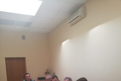 Šiandien valstybės lygio ekstremaliosios situacijos valstybės operacijų vadovo nurodymu, Panevėžio Ekstremaliųjų situacijų komisija numatė tinkamas asmenų, sergančių COVID-19 liga (koronaviruso infekcija) bei asmenų, įtariamų, kad ja serga, išrašomų iš ligoninių, kuriose numatyta priimti tirti ir gydyti asmenis, turėjusių sąlytį su sergančiuoju, pervežimo bei izoliavimo namuose ar kitoje gyvenamojoje vietoje, priemones.