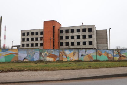 Vienai seniausių Panevėžio įmonių „Linas“ įkyrėjo nuolatiniai baksnojimai dėl apleisto didžiulio pastato ties S. Kerbedžio ir Senamiesčio gatvių sankryža. Šis neužbaigtas gigantas kažkada statytas audėjams, bet Lietuvai tapus nepriklausomai privatizuotas. Buvę savininkai – gamykla „Linas“ svarsto pastatą vaiduoklį atpirkti.