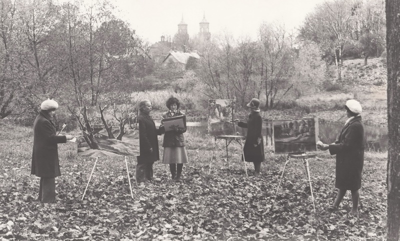 Dailininkas Kazys Naruševičius su jo vadovaujamos dailės mėgėjų studijos narėmis Skaistakalnio parke, XX a. 8 deš. PANEVĖŽIO KRAŠTOTYROS MUZIEJAUS fondų (A. Gylio) nuotr.