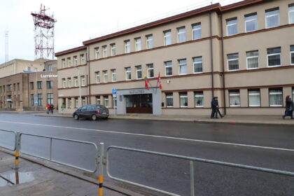 Panevėžio apylinkės prokuratūroje baigtas ikiteisminis tyrimas ir teismui perduota byla, kurioje 41 metų panevėžietis E. S. kaltinamas nepažįstamos moters užpuolimu: svetimo turto sugadinimu, nesunkiu sveikatos sutrikdymu iš chuliganiškų paskatų ir žmogaus veiksmų laisvės varžymu.