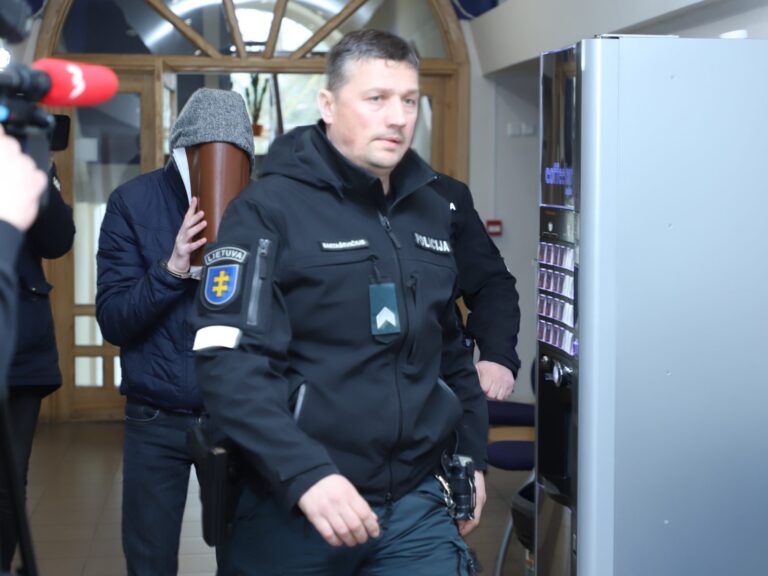 Bibliotekininkės iš Pumpėnų žudiko byloje Panevėžio apygardos teismas padėjo tašką. 21-erių Rokui Navardauskui pataisos namuose teks praleisti 18 metų ir du mėnesius. Taip pat atlyginti turtinę ir neturtinę žalą nužudytosios vaikams.