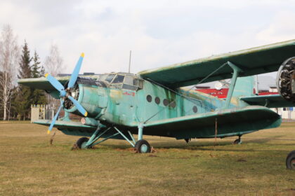 Lietuvos švietimo, mokslo ir sporto ministerija nusprendė, kad sportinės aviacijos aerodromai, išsibarstę visoje Lietuvoje – jai nereikalingas balastas, ir sumąstė šiuos įsiūlyti savivaldybėms. Aeroklubai, išgyvenantys tik iš pačių aviatorių entuziazmo, skambina pavojaus varpais, kad nieko bendro su padangėmis ir skraidymu neturinčios savivaldybės galutinai sužlugdys aviacijos sportą.