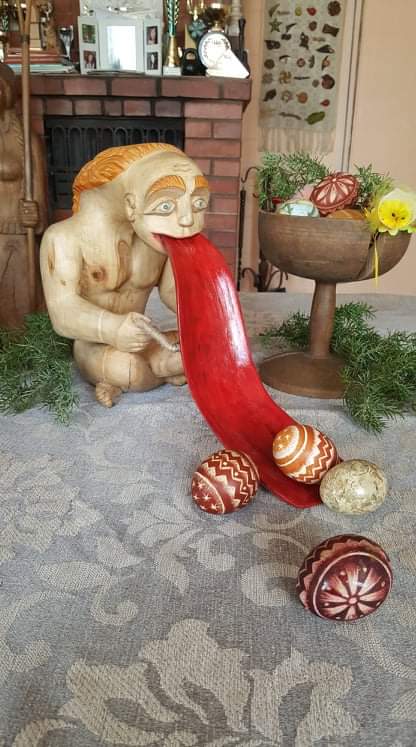 Greta V. Vareikos Velykoms išdrožto lovelio kiaušiniams ridenti – auksarankio senelio prieš daugelį metų drožta saldaininė, tinkama ir margučiams. V. Vareikos asmeninio archyvo nuotr.