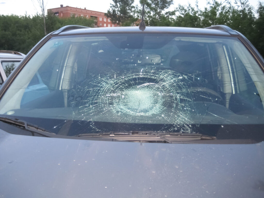 Antradienio vakarą Panevėžyje, Meistrų gatvėje, apgadintas „BMW“ automobilis. Pastebėta, kad įskeltas automobilio priekinis lango stiklas bei trijose vietose įdaužtas stogas.
