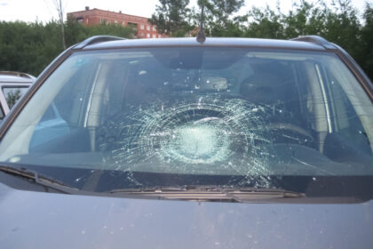 Antradienio vakarą Panevėžyje, Meistrų gatvėje, apgadintas „BMW“ automobilis. Pastebėta, kad įskeltas automobilio priekinis lango stiklas bei trijose vietose įdaužtas stogas.