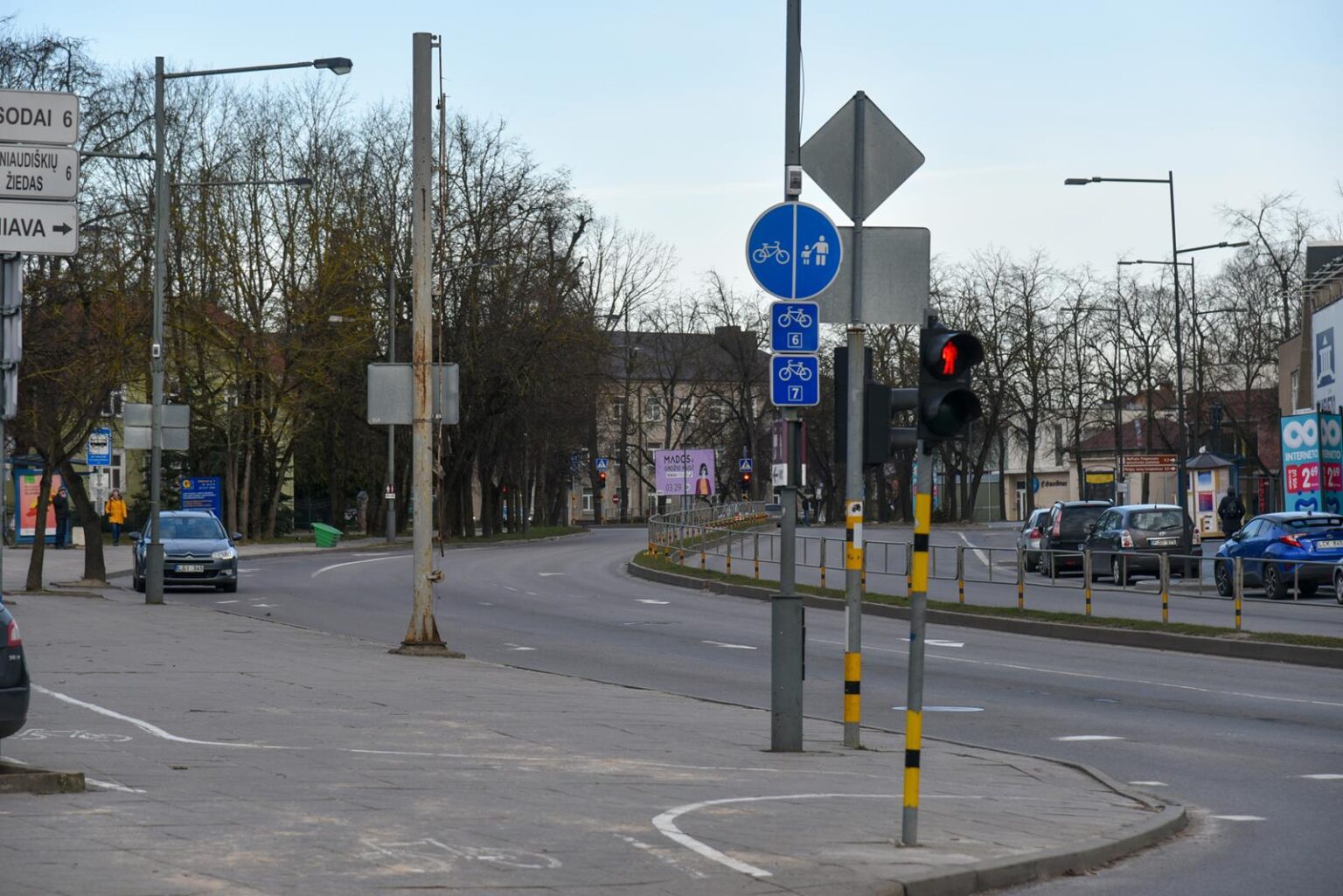 Naktį iš sekmadienio į pirmadienį visos šalies mastu prasidėjus 15 dienų truksiančiam karantinui, pirmą darbo savaitės dieną Panevėžys pasitiko akivaizdžiai ištuštėjęs.