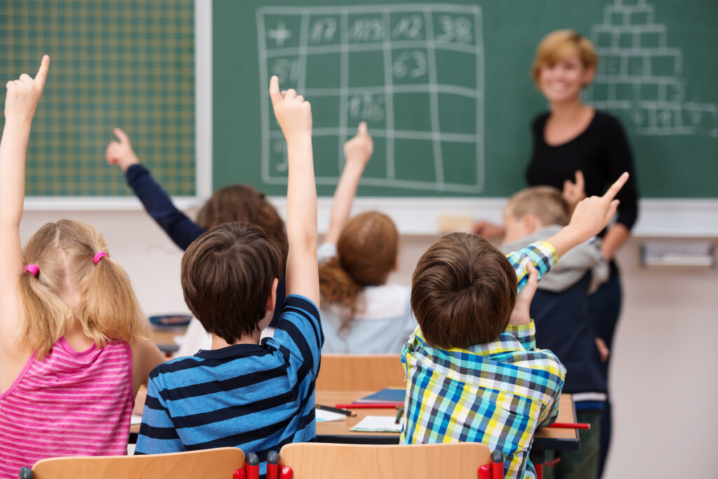 Nuo kovo 13 d. rekomenduojama, o nuo kovo 16 d. iki kovo 27 d. privalomai stabdomas ugdymo, mokymo ir studijų procesas visose švietimo įstaigose, t.y. universitetuose, kolegijose ir mokyklose, taip pat dienos ir užimtumo centruose, neveiks darželiai, neformaliojo švietimo įstaigos.