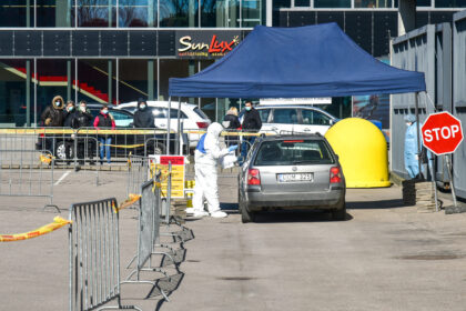 Sveikatos apsaugos ministrui Aurelijui Verygai leidus mobiliesiems koronaviruso patikros punktams nuo antradienio vėl dirbti normaliu režimu, Vilniaus ir Panevėžio savivaldybių atstovai tvirtina galintys atlikti daugiau tyrimų, bet šie ribojami neduodant pakankamai terpių, tepinėlių.