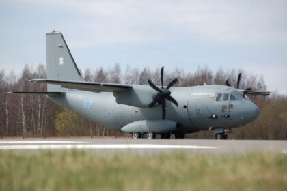 Iš Belgijos sekmadienio popietę pakilo Lietuvos kariuomenės transporto lėktuvas „Spartan“ su 5 000 reagentų, reikalingų koronaviruso tyrimams.