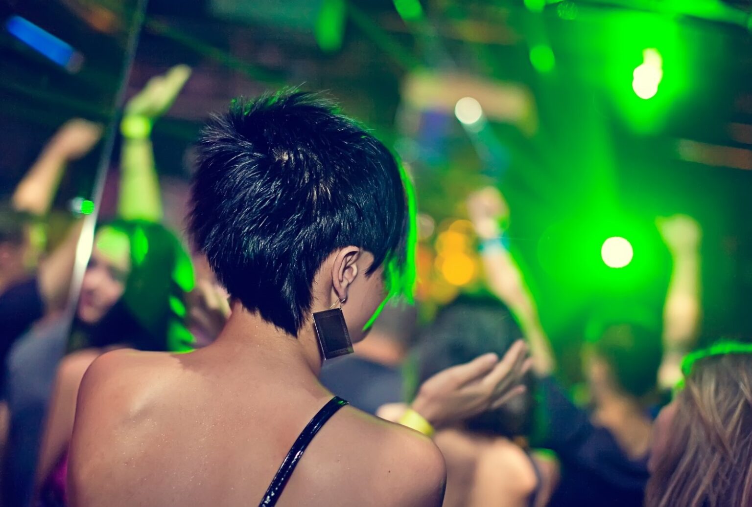 Sveikatos apsaugos ministras Aurelijus Veryga sako, kad naktiniai klubai dėl koronaviruso grėsmės dviem savaitėms turėtų stabdyti veiklą.