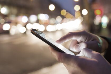 Lietuvos vyriausybė svarsto galimybę panaudojant mobiliųjų telefonų informacija bandyti atsekti naujuoju koronavirusu užsikrėtusių žmonių kelionių maršrutus.