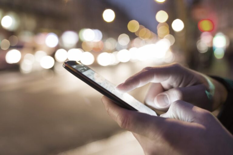 Lietuvos vyriausybė svarsto galimybę panaudojant mobiliųjų telefonų informacija bandyti atsekti naujuoju koronavirusu užsikrėtusių žmonių kelionių maršrutus.