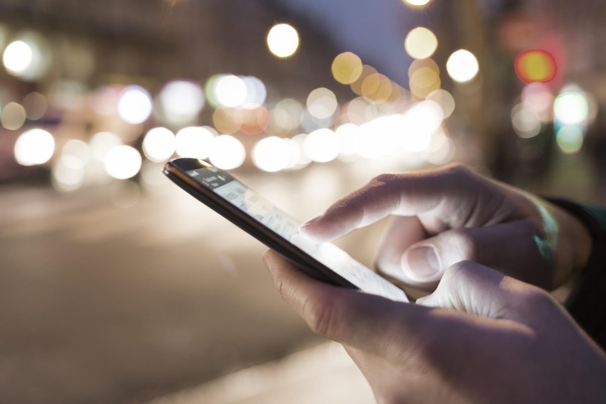 Lietuvos vyriausybė svarsto galimybę panaudojant mobiliųjų telefonų informacija bandyti atsekti naujuoju koronavirusu užsikrėtusių žmonių kelionių maršrutus.