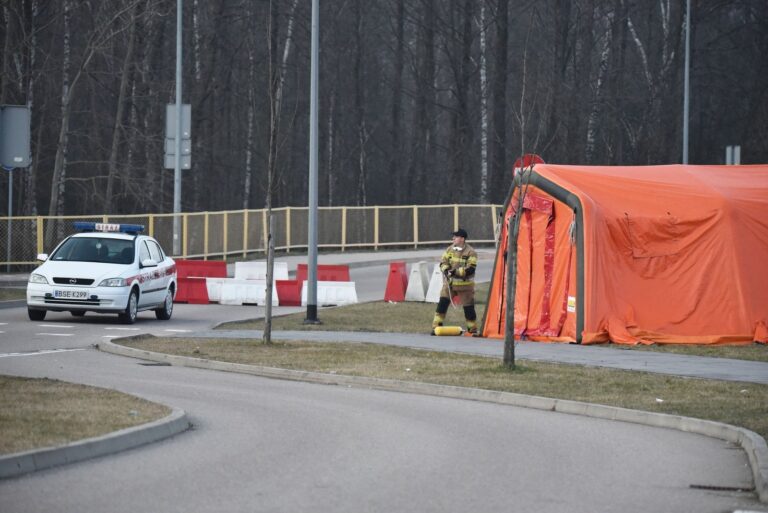 Pirmadienio pavakarę vis dar nepasiekus sutarimo su Lenkija dėl leidimo Vokietijos ir Lenkijos pasienyje įstrigusiems lietuviams parvykti į Lietuvą, šie blokuoja kelią.