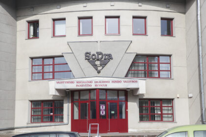 Visus praėjusius metus pagal individualios veiklos pažymą muzikos mokytoju dirbęs ir privalomus mokesčius mokėjęs Vygintas Trepekūnas tiek pat laiko buvo vejamas iš medicinos įstaigų kaip nemokus pacientas. Tik neseniai vyras išsiaiškino, kad buvo sumaišęs „Sodros“ įmokų kodus, bet apie tai sužinojo tik pats ėmęsis domėtis, kur dingsta jo pinigai.