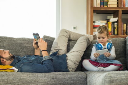 Seimas šiandien planuoja priimti pataisas, kad ligos išmoką darželinukus ir pradinukus prižiūrintys tėvai gautų viso karantino laikotarpiu.
