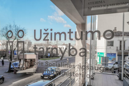 Seimui antradienį nebalsavus, ar keisti subsidijų mokėjimą darbo vietas išlaikantiems darbdaviams, dėl koronaviruso paskelbusiems prastovas, socialinės apsaugos ir darbo ministras Linas Kukuraitis sako neabejojantis, kad pataisoms bus pritarta, ir ragina darbdavius bei savarankiškai dirbančius žmones registruotis dėl išmokų. Jis žada, kad pinigus žmonės gautų iki Velykų.