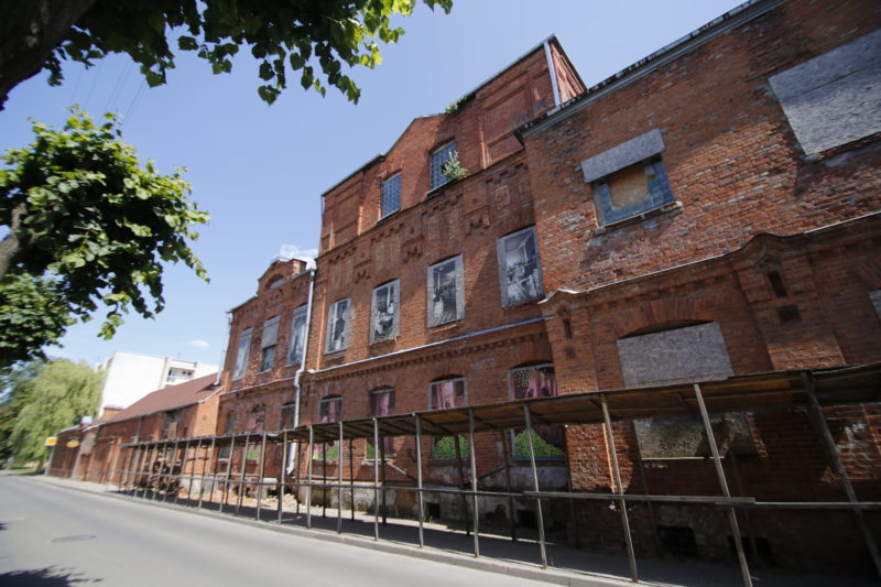 Grupė visuomenininkų bando įrodyti valstybės aukščiausiems vadovams ir institucijoms, kad SEMC tinkamiausia vieta – ne „Garsas“, bet privačiose rankose esantis griūvantis buvęs konservų fabrikas. „Sekundės“ nuotr.