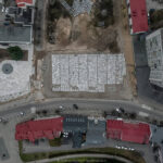 Panevėžietis menininkas Andrius Repšys naujausioje darbų serijoje nagrinėja šiuo metu pasaulyje kone aktualiausią temą – koronaviruso įtaką žmonėms ir jų kasdienybei.