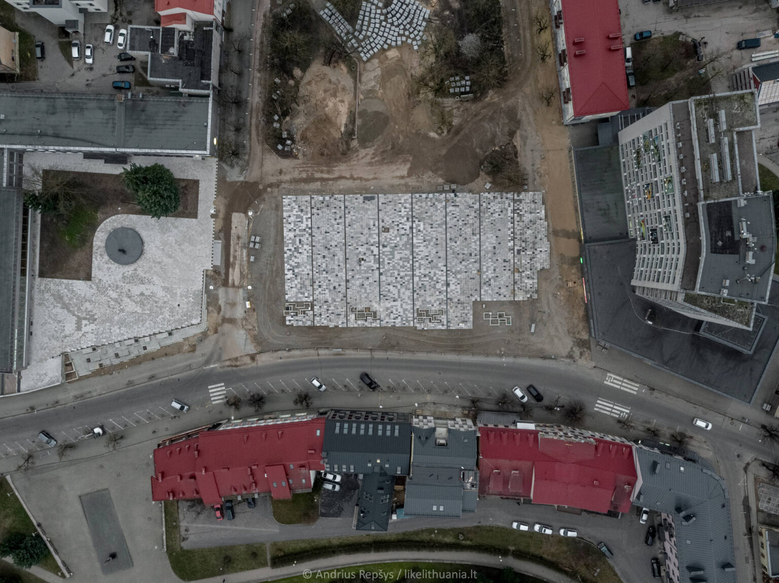 Panevėžietis menininkas Andrius Repšys naujausioje darbų serijoje nagrinėja šiuo metu pasaulyje kone aktualiausią temą – koronaviruso įtaką žmonėms ir jų kasdienybei.