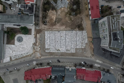 Panevėžietis menininkas Andrius Repšys naujausioje darbų serijoje nagrinėja šiuo metu pasaulyje kone aktualiausią temą – koronaviruso įtaką žmonėms ir jų kasdienybei.