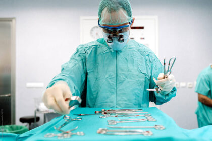 Sveikatos apsaugos ministras Aurelijus Veryga žada nustatyti asmens apsaugos lygius sveikatos priežiūros darbuotojams, kad būtų aiškiai apibrėžta, kokios apsaugos priemonės ir kokioje situacijoje turi būti naudojamos.