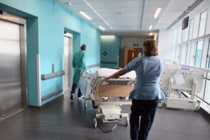 Respublikinės Šiaulių ligoninės direktorius Remigijus Mažeika sako, kad patvirtintas septynioliktasis mirties nuo koronaviruso yra „įdomus ir keistas“.