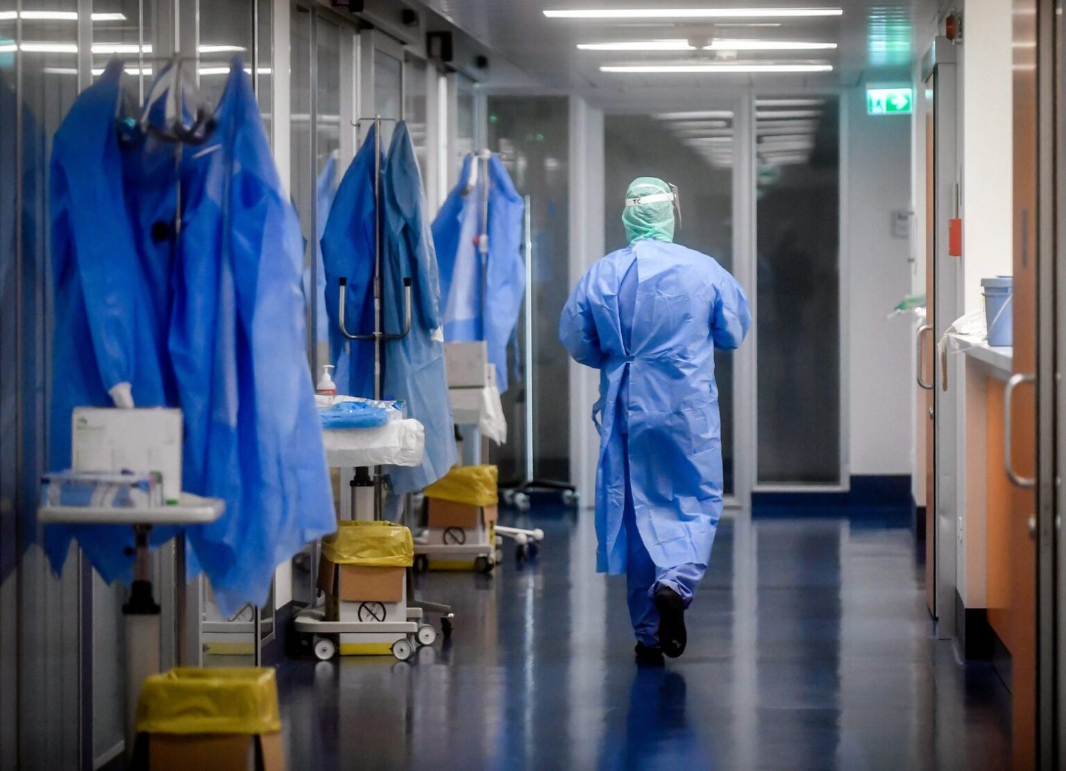 Sveikatos apsaugos ministerija (SAM) praneša, kad Lietuvoje patvirtintas šešioliktasis mirties nuo koronaviruso (COVID-19) atvejis. Kaip jau pranešta anksčiau – tai garbi geografė-demografė, gamtos mokslų daktarė, kurios gyvybė užgeso Klaipėdos universitetinėje ligoninėje (KUL). Šią informaciją šiandien patikslino KUL atstovai.