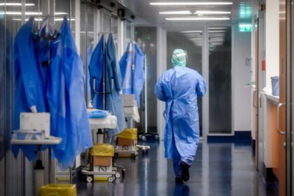 Sveikatos apsaugos ministerija (SAM) praneša, kad Lietuvoje patvirtintas šešioliktasis mirties nuo koronaviruso (COVID-19) atvejis. Kaip jau pranešta anksčiau – tai garbi geografė-demografė, gamtos mokslų daktarė, kurios gyvybė užgeso Klaipėdos universitetinėje ligoninėje (KUL). Šią informaciją šiandien patikslino KUL atstovai.