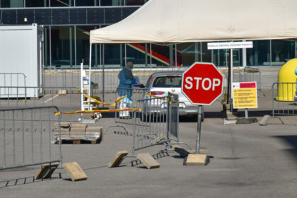 Panevėžyje veikiantis mobilusis punktas, kuriame tyrimai dėl koronaviruso infekcijos atliekami apskrities gyventojams, darbo apimtis galėtų gerokai padidinti, jei nebūtų ribojami tyrimams reikalingų terpių kiekiai. Ištirti savo darbuotojus pageidautų ir verslo įmonės. Kol to padaryti neįmanoma, tesiūloma tiesiog apsiginkluoti apsaugos priemonėmis.