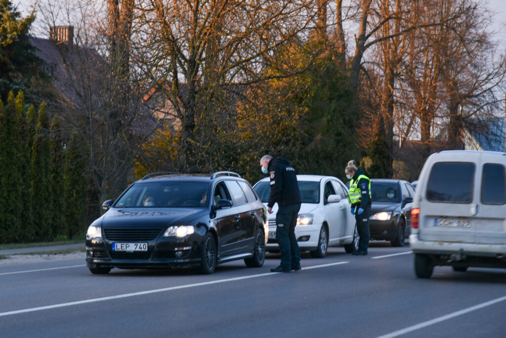 Lietuvoje nuo penktadienio vakaro apribotas žmonių judėjimas į kitus miestus ir miestelius, siekiant sulėtinti koronaviruso plitimą šalyje.