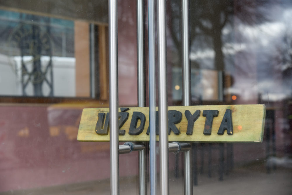 Vyriausybė po mėnesį trukusių suvaržymų leido kai kuriems verslams atnaujinti veiklą. Vėl galės dirbti ne maisto parduotuvės, išskyrus esančias didžiuosiuose prekybos centruose, taip pat smulkios remonto, buities paslaugų įmonės, turinčios atskirą įėjimą iš lauko.