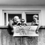 Kai vieni skundžiasi per karantiną nebeišmanantys, kuo užsiimti namuose, panevėžietė Sandra Tomkevičienė čiupo į rankas fotoaparatą ir išėjo fotografuoti užsidariusių miesto gyventojų. Žinoma, kaip ir pridera, Sandra laikosi visų saugumo nurodymų, o savo herojus fotografuoja tiesiog per namų langus.