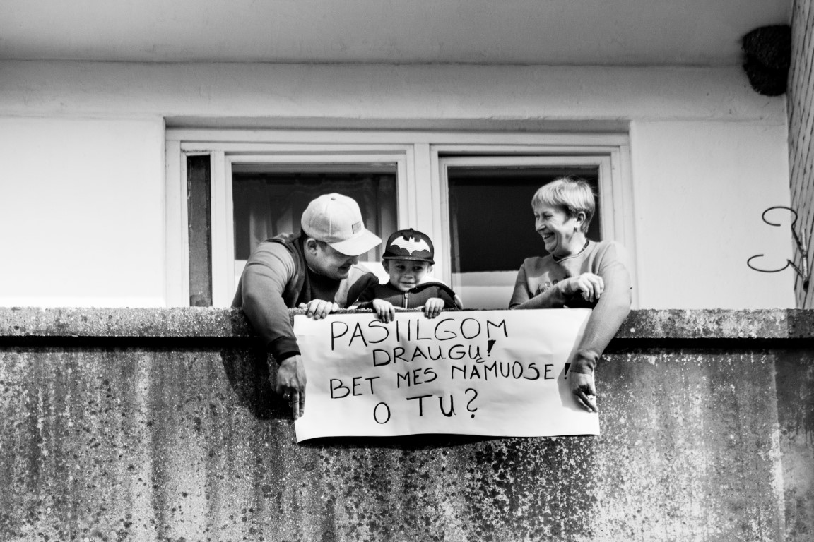 Kai vieni skundžiasi per karantiną nebeišmanantys, kuo užsiimti namuose, panevėžietė Sandra Tomkevičienė čiupo į rankas fotoaparatą ir išėjo fotografuoti užsidariusių miesto gyventojų. Žinoma, kaip ir pridera, Sandra laikosi visų saugumo nurodymų, o savo herojus fotografuoja tiesiog per namų langus.