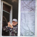 Panevėžio Juozo Miltinio gimnazijos moksleivis Daugvydas Staniūnas namuose per karantiną užsidariusius panevėžiečius subūrė į unikalią padėkos akciją tiems, kurie šiandien stovi pirmose fronto linijose – medikams, policijos pareigūnams bei visiems dirbantiems. Jaunuolis sugalvojo, kaip net neiškeliant kojos iš namų visiems vienu metu garsiai paploti.