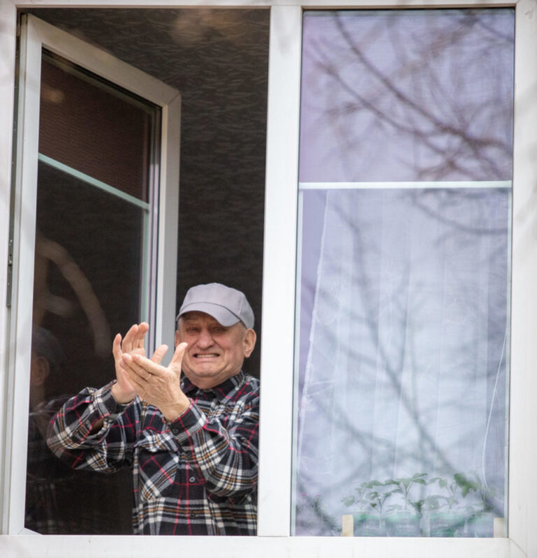 Panevėžio Juozo Miltinio gimnazijos moksleivis Daugvydas Staniūnas namuose per karantiną užsidariusius panevėžiečius subūrė į unikalią padėkos akciją tiems, kurie šiandien stovi pirmose fronto linijose – medikams, policijos pareigūnams bei visiems dirbantiems. Jaunuolis sugalvojo, kaip net neiškeliant kojos iš namų visiems vienu metu garsiai paploti.