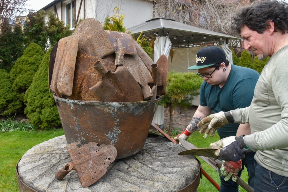 „Mums šitas laikas išėjo į naudą. Sūnus grįžo namo, kartu šiltnamį pastatėme, tvarkėme tvorą, radome daug pamirštų darbų. Ir vienas kitą mokėme – aš iš jaunosios kartos supratau, kad kartais į viską reikėtų žiūrėti paprasčiau“, – sako R. Kiela. P. Židonio nuotr.
