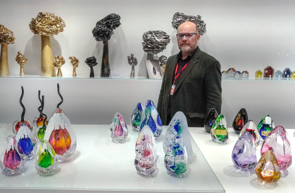 Būrį ilgamečių darbuotojų atleidęs R. Kriukas įmonės veiklos nestabdo – užsiims keleriems metams į priekį prigamintų meninio stiklo dirbinių prekyba. Asmeninio archyvo nuotr.