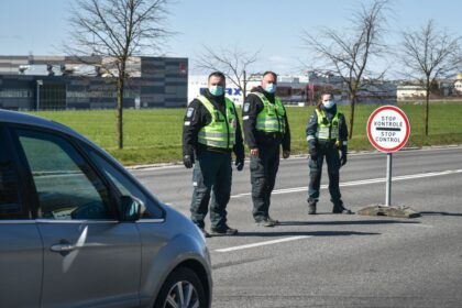 Policijos generalinis komisaras Renatas Požėla sako, kad ilgąjį šventinį savaitgalį Vyriausybei įvedus judėjimo ribojimus, dirbo beveik 4 tūkst. policijos pareigūnų, taip pat savanorių ir kitų tarnybų atstovų.