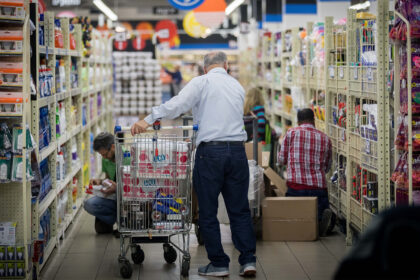 Seimas leido Vyriausybei dėl koronaviruso paskelbto karantino metu reguliuoti kainas, riboti prekių arba paslaugų prieinamumą.