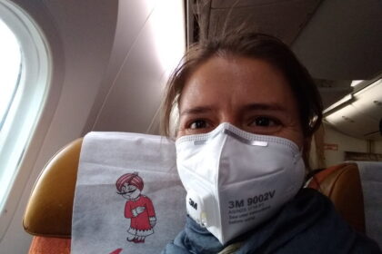 Panevėžietė menininkė – juvelyrė bei metalo plastikos kūrėja – Akvilė Kauneckė, pusantro mėnesio praleidusi Indijoje, iki paskutinės minutės irgi nebuvo tikra, ar ją priims į Vokietijos atsiųstą lėktuvą savo piliečiams evakuoti iš tolimosios šalies. Europiečiams pasilikti Indijoje su kiekviena diena darėsi vis pavojingiau – panikos apimti vietiniai atvykėlius kaltina jiems atvežus pavojingą užkratą.