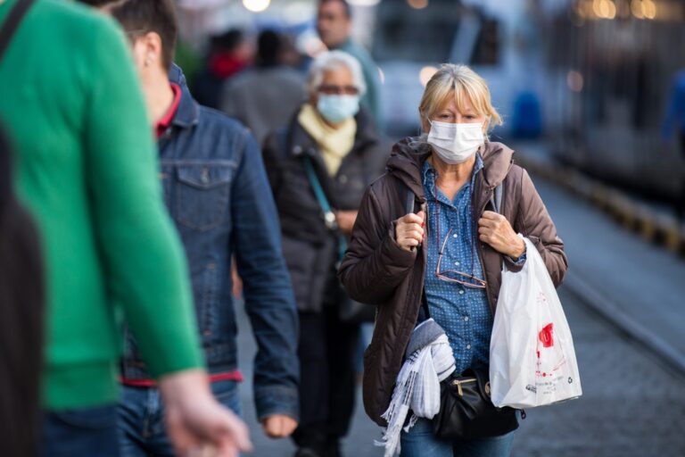 Lietuvoje kasdien nustatoma vis mažiau koronaviruso atvejų, tačiau daug – besimptomių formų, sako Nacionalinio visuomenės sveikatos centro Vilniaus departamento direktorė Rolanda Lingienė.