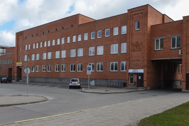 Panevėžyje, miesto poliklinikos patalpose (Nemuno g. 79, įėjimas iš Kosmonautų g.), pradėjo veikti karščiavimo klinika. Jos darbo koordinatorius – Panevėžio miesto poliklinikos direktorius Karolis Valantinas.
