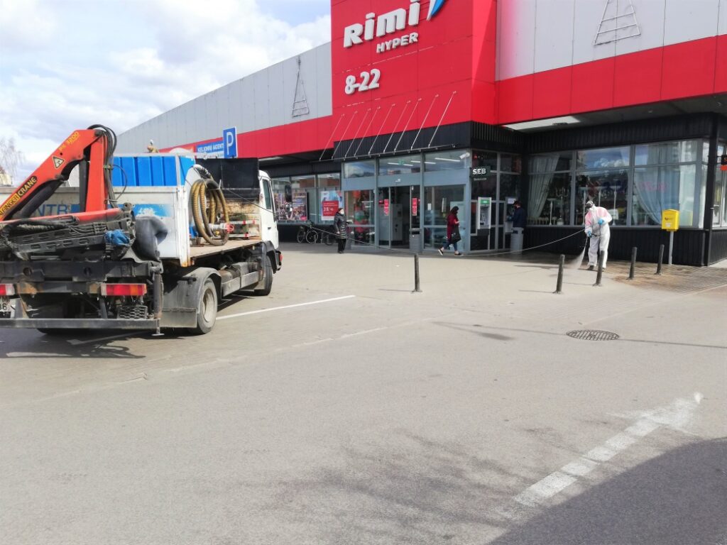 Šalyje neslūgstant koronaviruso pandemijai, Panevėžio miesto savivaldybė plečia dezinfekuojamas erdves.