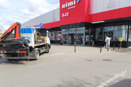 Šalyje neslūgstant koronaviruso pandemijai, Panevėžio miesto savivaldybė plečia dezinfekuojamas erdves.