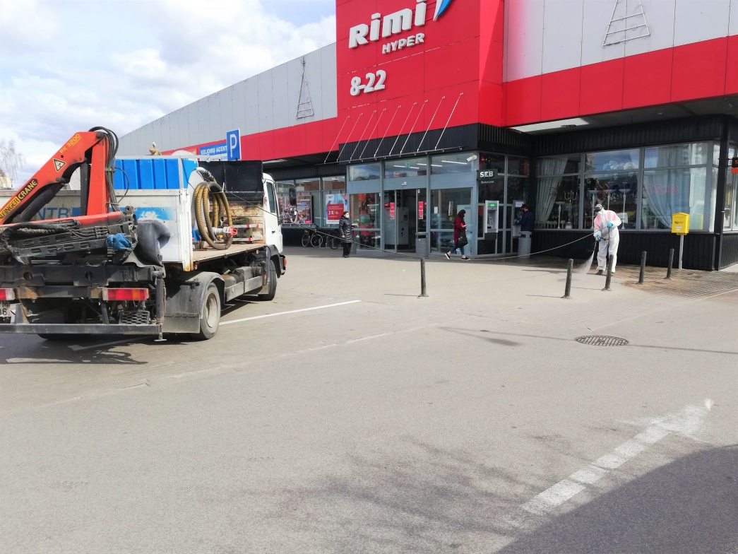 Šalyje neslūgstant koronaviruso pandemijai, Panevėžio miesto savivaldybė plečia dezinfekuojamas erdves.