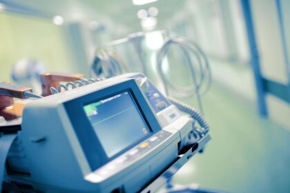 Per parą Lietuvoje užfiksuotos trys naujos mirtys nuo koronaviruso, BNS patvirtino Nacionalinio visuomenės sveikatos centro (NVSC) Vidaus administravimo skyriaus patarėja Jolanta Čereškienė.